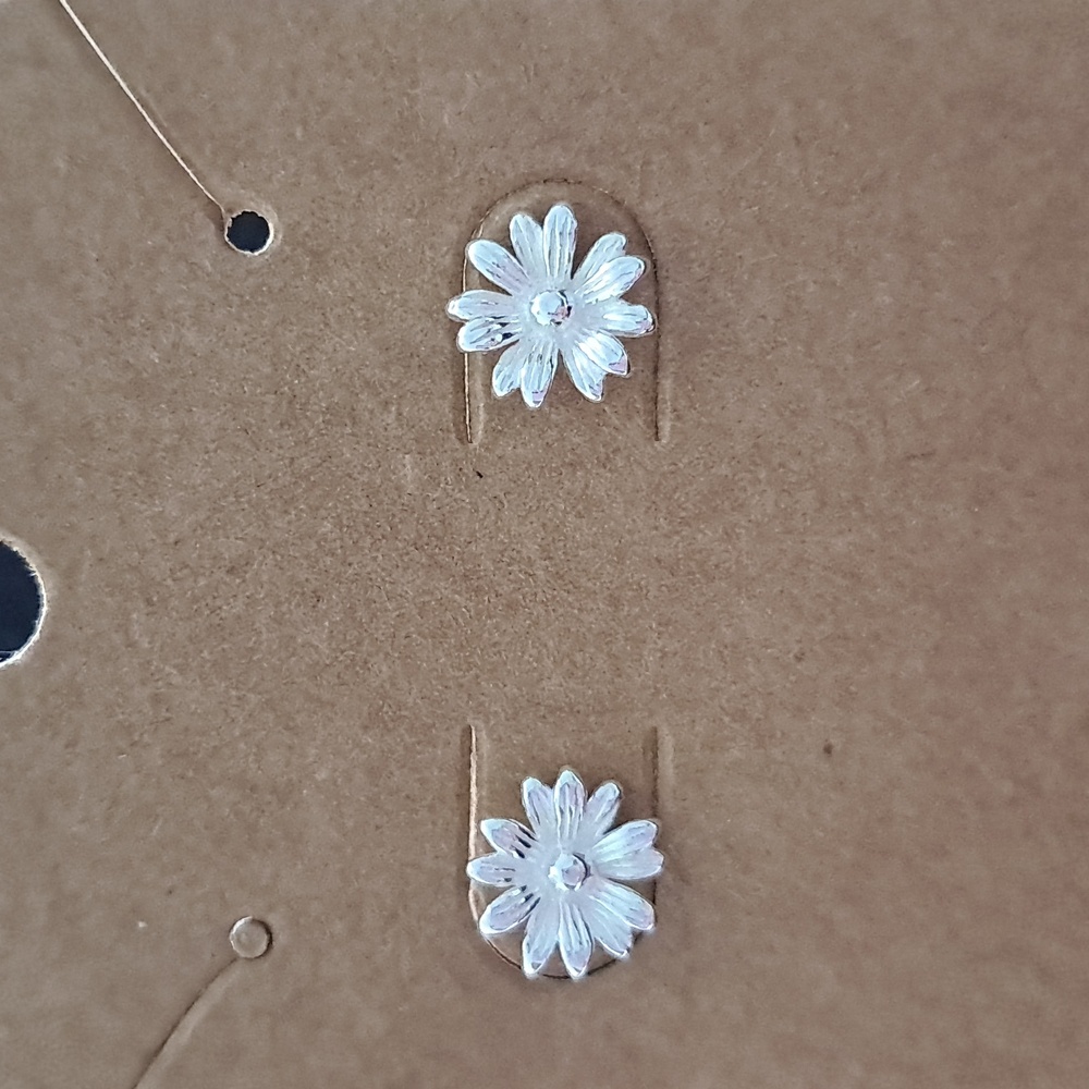 Daisy‎ Stud Earrings! Sterling Silver.